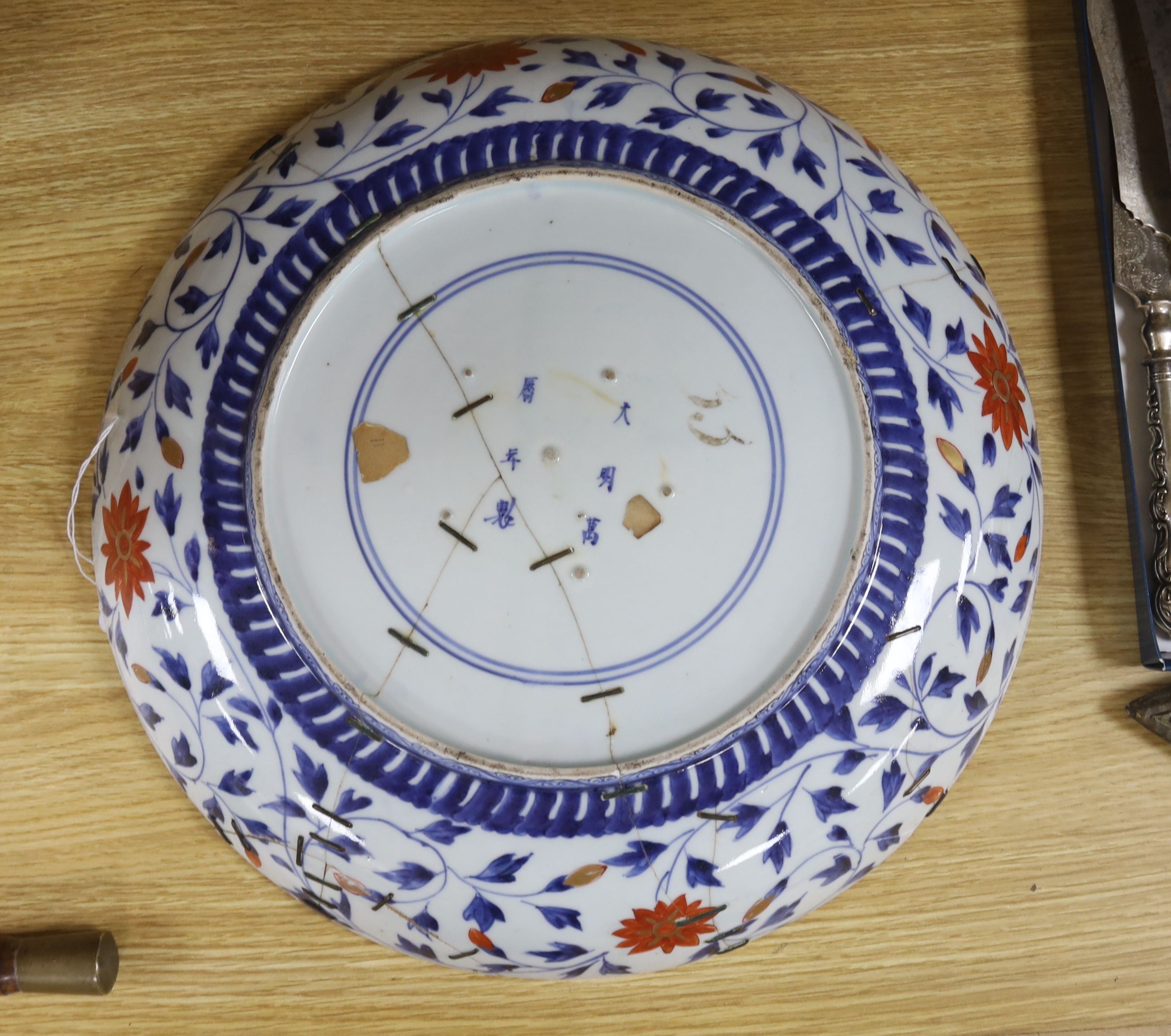 A Japanese Imari charger, pseudo Wanli mark, diameter 40cm (cracked)